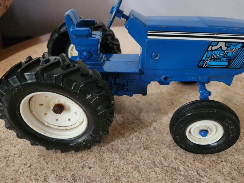 ERTL 1/16 Scale Ford Tractor 8600 Diecast Model