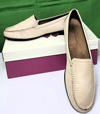 Naturalizer Women  s Loafers in Beige Leather   Brand New and Chic