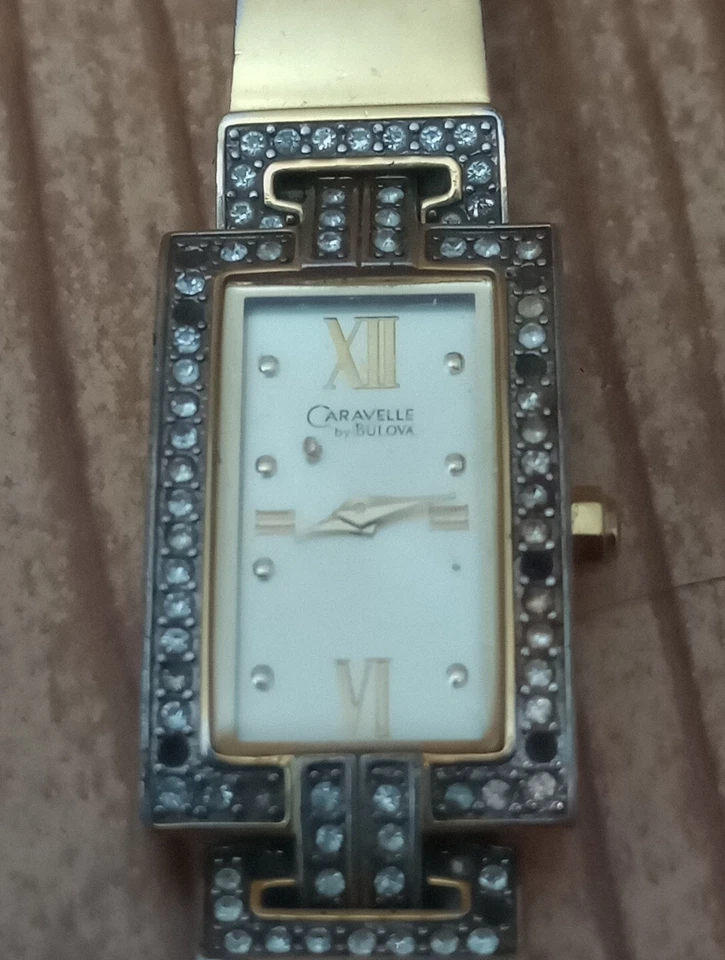 Reloj Caravelle by Bulova Mujer Tono Dorado Elegante Estilo Brazalete Usado  Foto 4 de 4