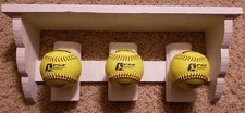 Estante de madera de softbol para colgar medallas y sostener trofeos de 18" de largo