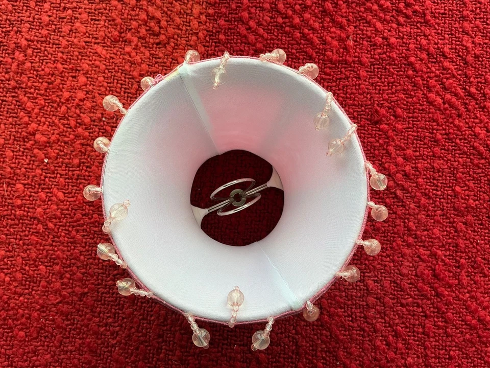 Pantalla de lámpara pequeña con clip rosa oscuro con borde de cuentas Foto 4 de 4