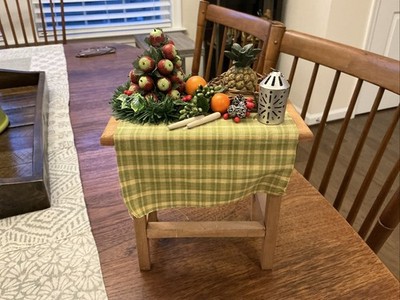 Byers Choice 2016 Williamsburg Table Apples Pineapple Oranges Candles Wreath