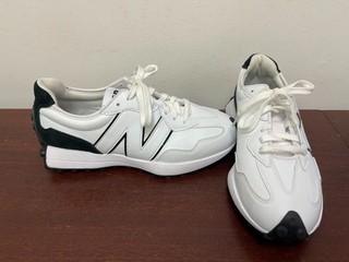 Women's New Balance 327 Spikeless Golf Shoes. Size 8.5.