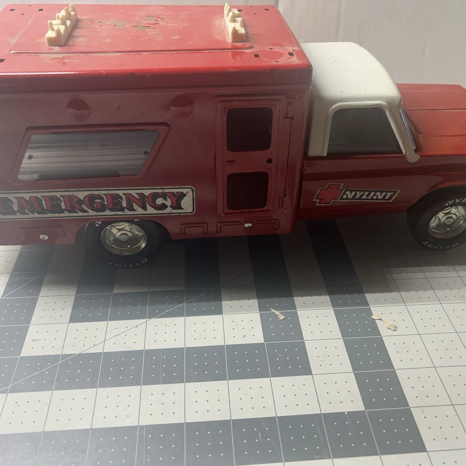 Vintage Nylint Chevy Emergency Truck Red Ambulance #4130  16” Parts Or Repair - Image 2 of 4