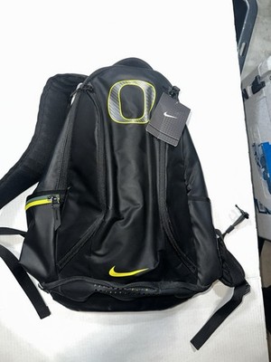 nike air max oregon ducks backpack Portland Gear Cascade - Standard item pocket offers easily accessible storage Side pockets make it easy to grab water bottles and energy bars Oregon Ducks Team Issued *New