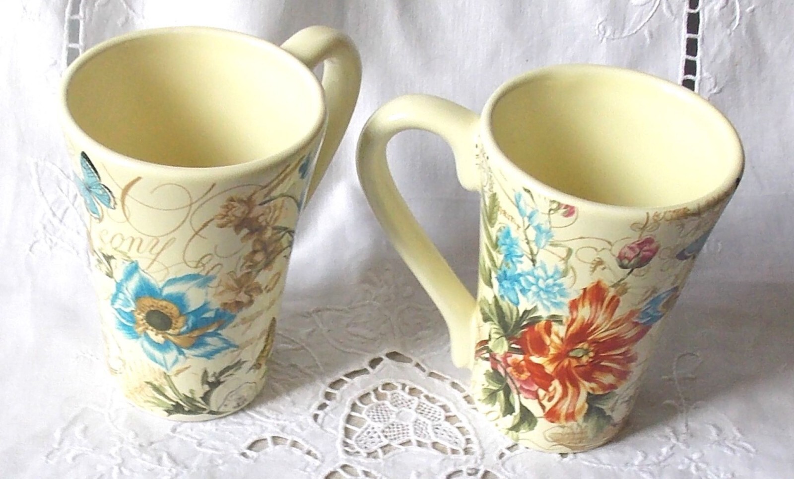 Tasse à thé céramique Lys et Papillons avec anse ergonomique pour éviter les brûlures