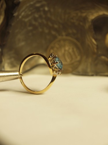 PLATINUM & 18CT YELLOW GOLD NATURAL AQUAMARINE & DIAMOND RING - Picture 8 of 10
