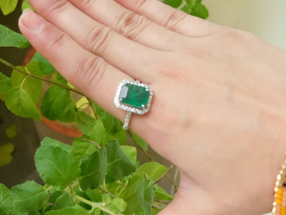 Anillo de compromiso de diamantes esmeralda natural de 5,40 quilates de oro blanco de 14 quilates talla 8 Foto 2 de 4