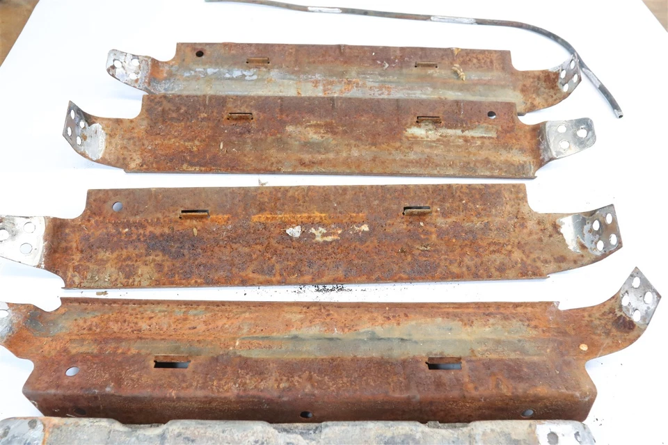 GRAN LOTE VINTAGE TANQUES Y SOPORTES RADIADOR HENRY J WILLYS # 740737 USADO Foto 3 de 4