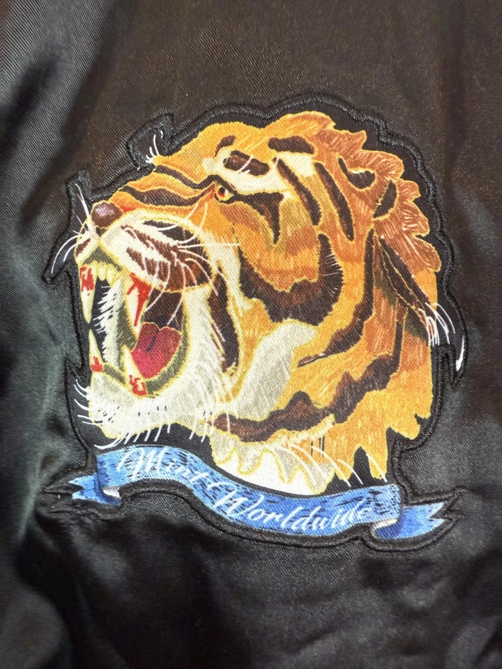 Jaqueta Mint Worldwide XL bordada tigre Varsity bombardeiro cetim - Imagem 2 de 4