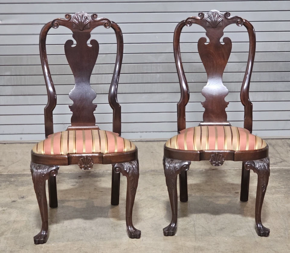 Par de sillas laterales Stickley Williamsburg con revestimientos de caoba CW 204 tela de seda Foto 2 de 4