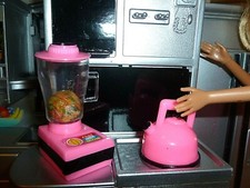 BARBIE DOLL SIZE DIORAMA KITCHEN ACCESSORIES - MINIATURE PINK BLENDER  TEA POT