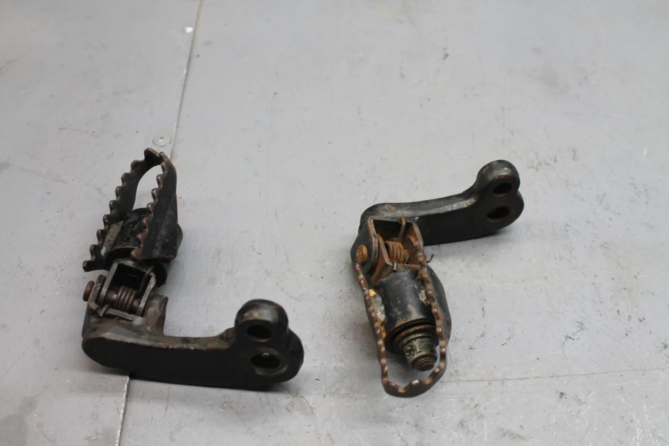 Reposapiés delantero izquierdo derecho Suzuki SP125 1987 Foto 2 de 4