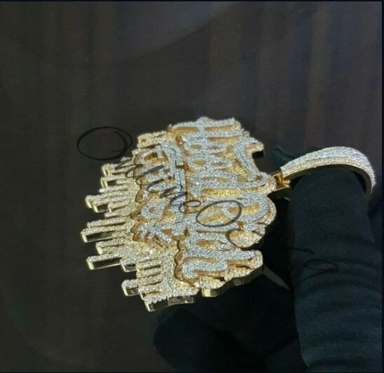 Colgante de placa con nombre clásico de moissanita real de 3,6 quilates enchapado en oro amarillo plateado Foto 4 de 4