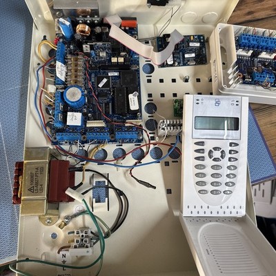Aritech Alarmanlage ATS Komplett Zentrale sprach Modul 