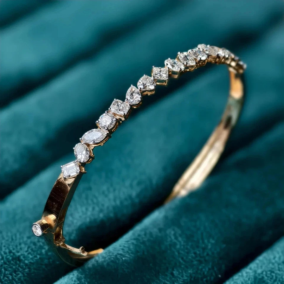 Brazalete brazalete para mujer moissanita blanca de corte múltiple de 4 quilates chapado en oro amarillo de 14 quilates Foto 3 de 4