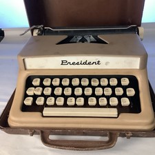 President Tom Thumb Vintage Typewriter Executive Brown with Case - Works thumbnail