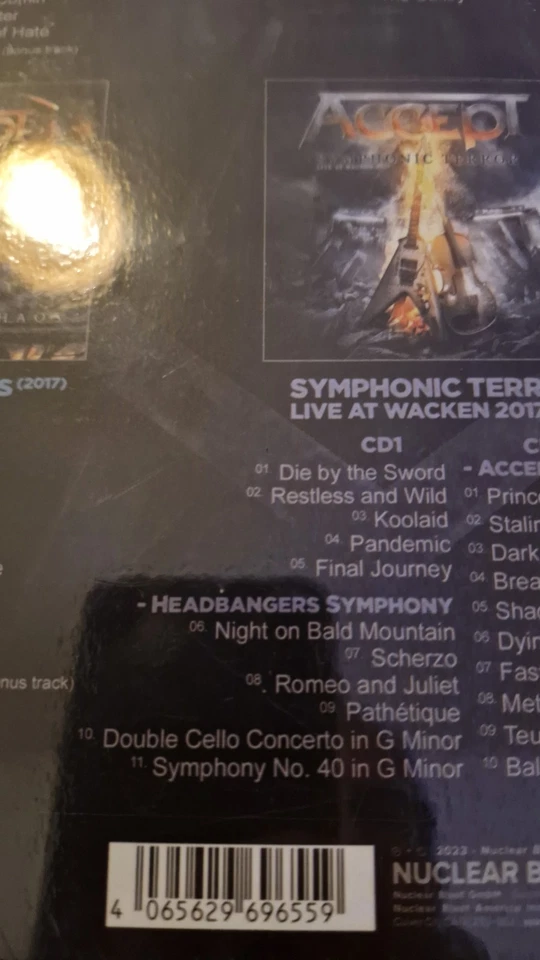 Accept: Decade Of Defiance -Limited Deluxe 7 CD´s - 44 seitiges Artbook - Bild 3 von 4