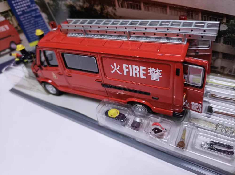 Corgi 1/43 Mercedes Benz 310 Light Rescue Unit van alloy car model with figure 