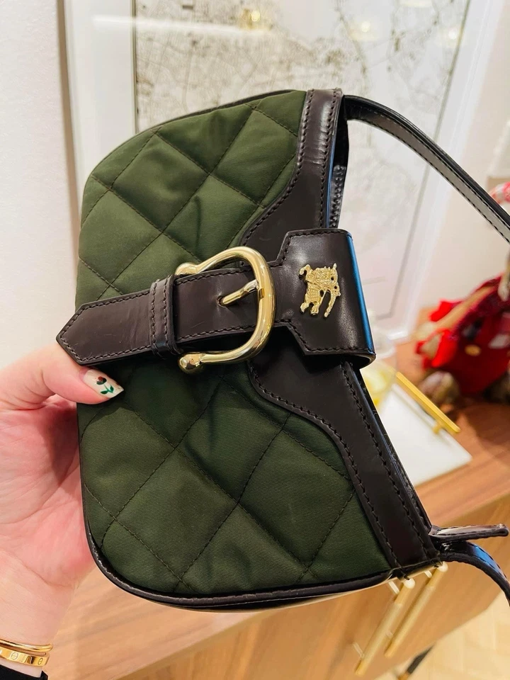 Bolso de hombro pequeño Burberry acolchado de nailon de cuero Sophie Baguette Foto 2 de 4