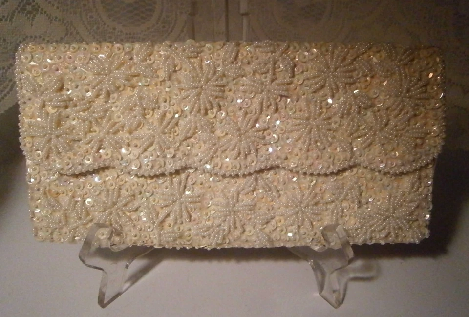 Bolso sin asas de noche de colección marca Star blanco crema satinado con cuentas lentejuelas Hong Kong Foto 2 de 4