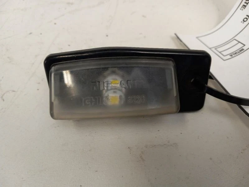 Nissan Sentra 2010 maletero matrícula lámparas Foto 2 de 4