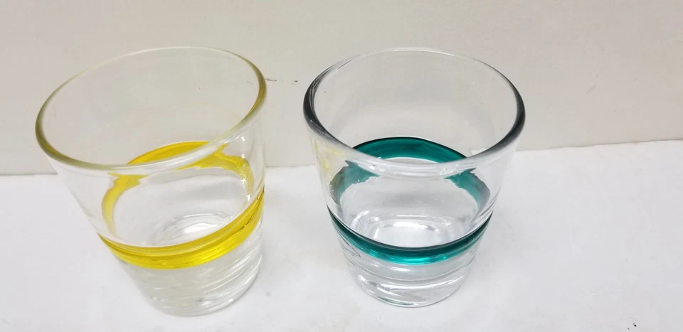 2 VASOS ARTE VIDRIO VERDE AZULADO Y AMARILLO BANDA RIGAREE WHISKY BOLA BAJA ROCAS 4 1/8" Foto 2 de 4