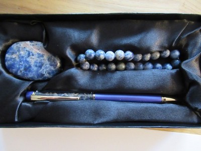 3er Exklusives Set - Sodalith - Handstein, Armband, und Kugelschreiber.