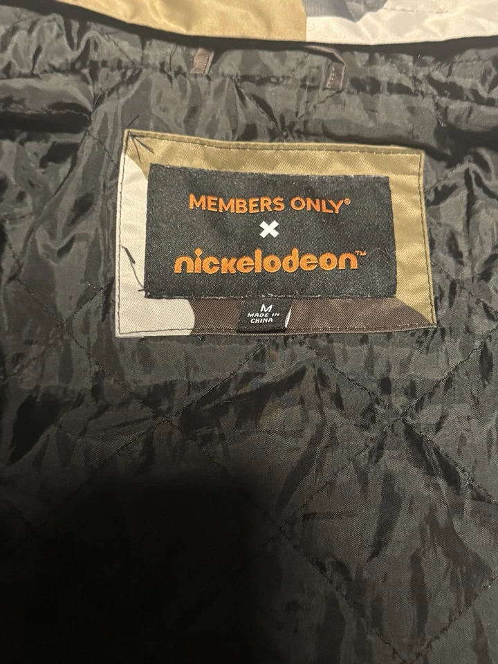 Chaqueta de bombardero acolchada negra para niños Members Only Rugrats Nickelodeon, mediana Foto 3 de 4