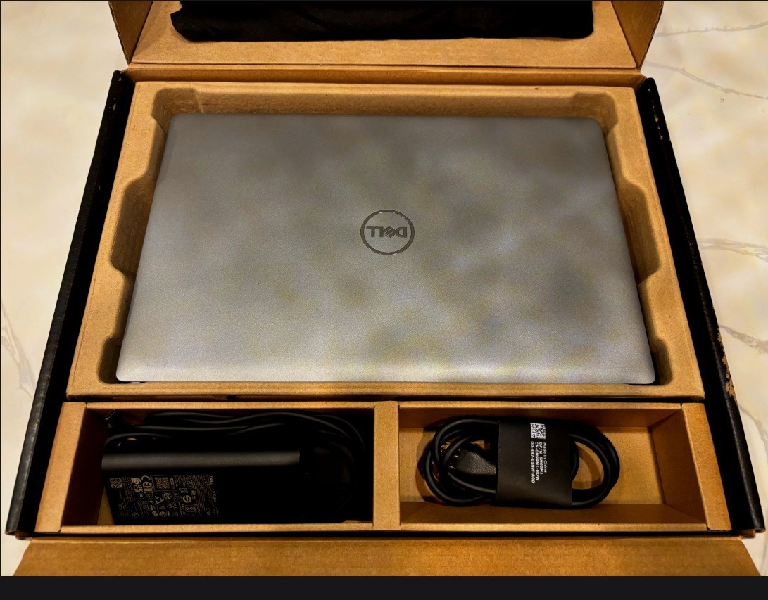 Dell Latitude 5540, 15.6-Inch Laptop, with Intel Core i7-1370P, 512 GB SSD (Solid State Drive), No OS