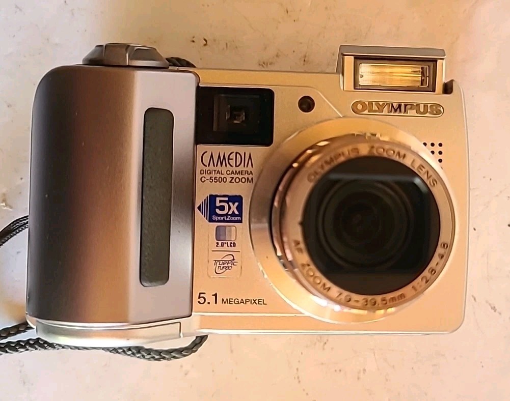 Olympus CAMEDIA C-5500 5.1MP Digital Camera With Case Cables & Memory Card Nice!