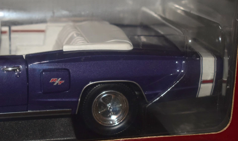 Dodge Coronet R/T 1970 convertible púrpura escala 1:18 diecast NUEVO Foto 3 de 4