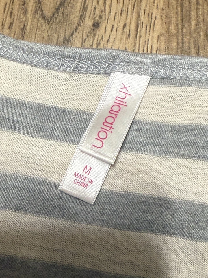Camiseta sin mangas Xhilaration, para mujer talla mediana, gris blanco, a rayas Foto 3 de 4