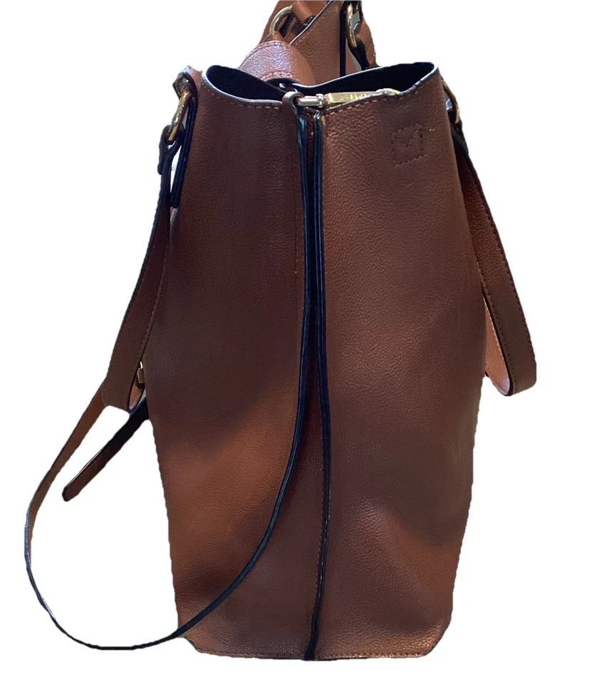 Bolso/cartera grande de cuero marrón Calvin Klein bandolera herrajes dorados Foto 2 de 4