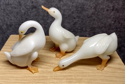 VTG Hand Blown White Milk Glass Country Geese Miniature Figurines w/Nice Detail