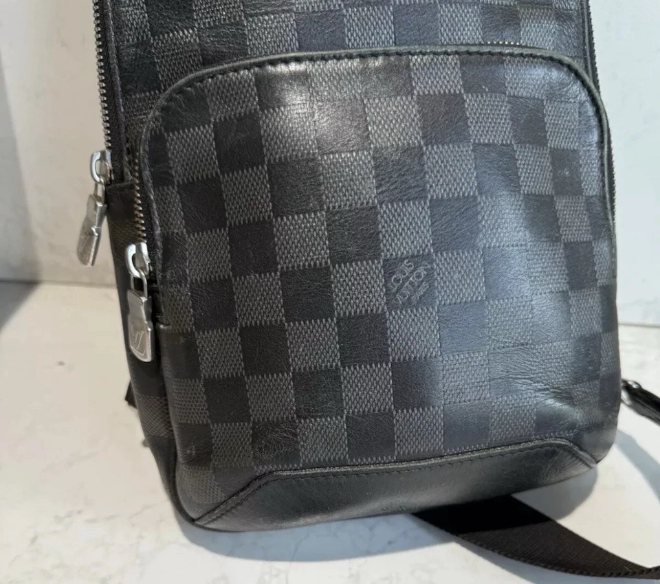 Bolsa tiracolo Louis Vuitton couro preto Damier Infini ônix Avenue - Imagem 3 de 4