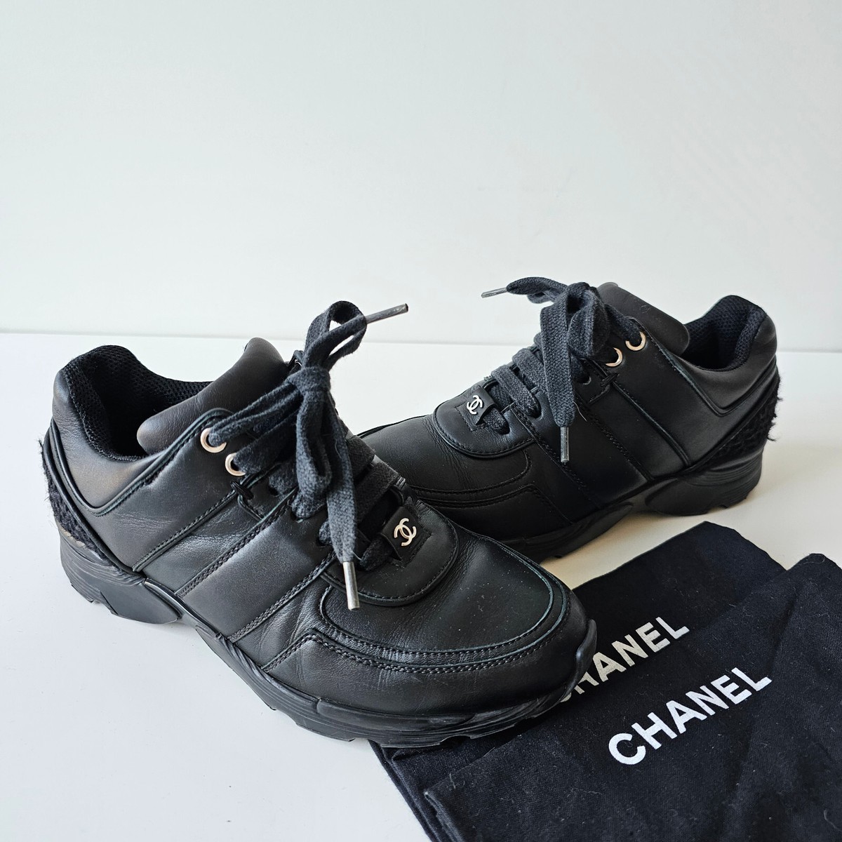 CHANEL ブラック フラットシューズ CCロゴ Chanel Interlocking CC Logo Black Tweed Leather Sneakers