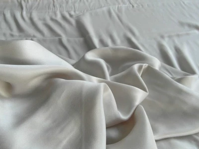 schönerr Seidestoff Satin 100%Seide in Elfenbeincreme 1,35 x 1,80 Meter 2 Wahl! - Bild 1 von 4