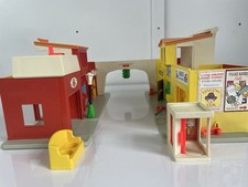Vintage 1973 FISHER PRICE Little People Play Family Village Main Street Town USA