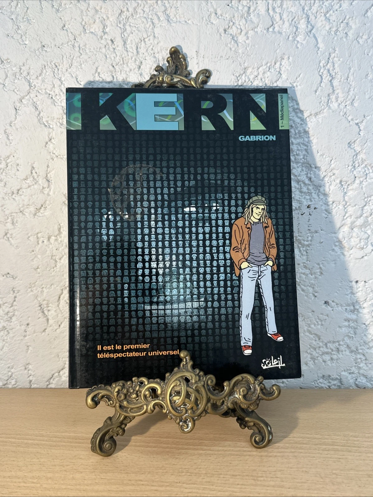Bd Kern Gabrion Il Est Le Premier Téléspectateur Universel Édition Soleil N.1