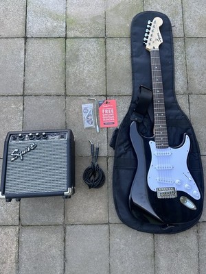 Squier Stratocaster Electric Guitar Pack Black w/ Frontman 10G Amp, Accessories
