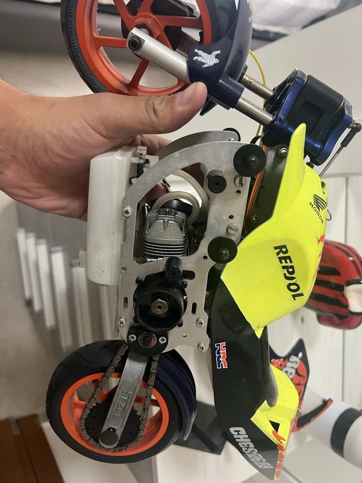 Honda RC 211V Repsol scala 1/5 motore a scoppio radiocomandata - Immagine 3 di 4