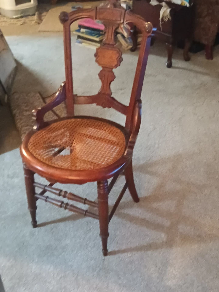 Антикварные стулья для столовой эпохи Возрождения из орехового дерева с сиденьями из банок - Изображение 2 из 2