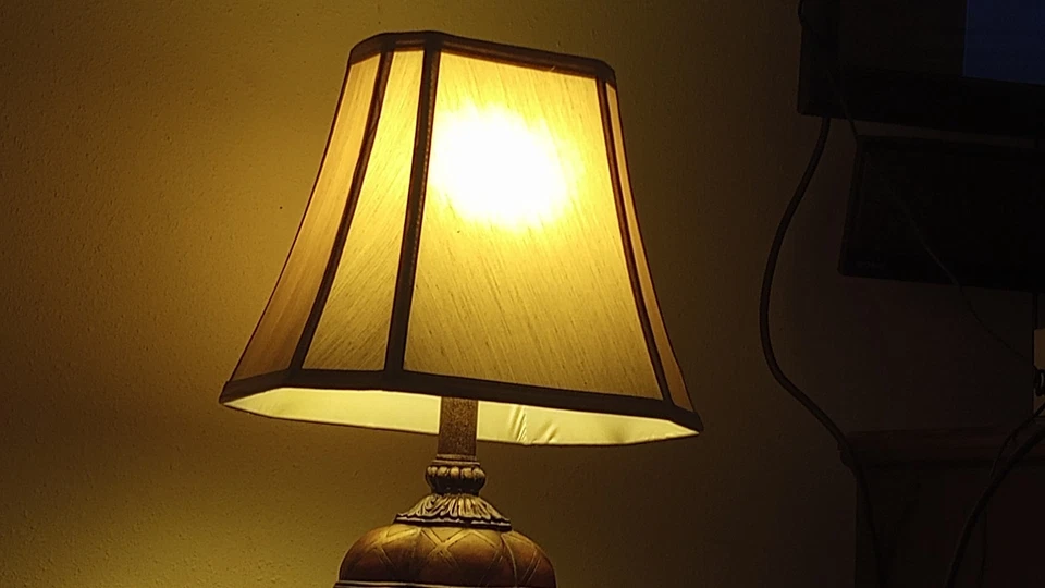 Лампа с абажуром деревянный вид крест-накрест узор металлическое основание темный Academia коттедж - Изображение 4 из 4