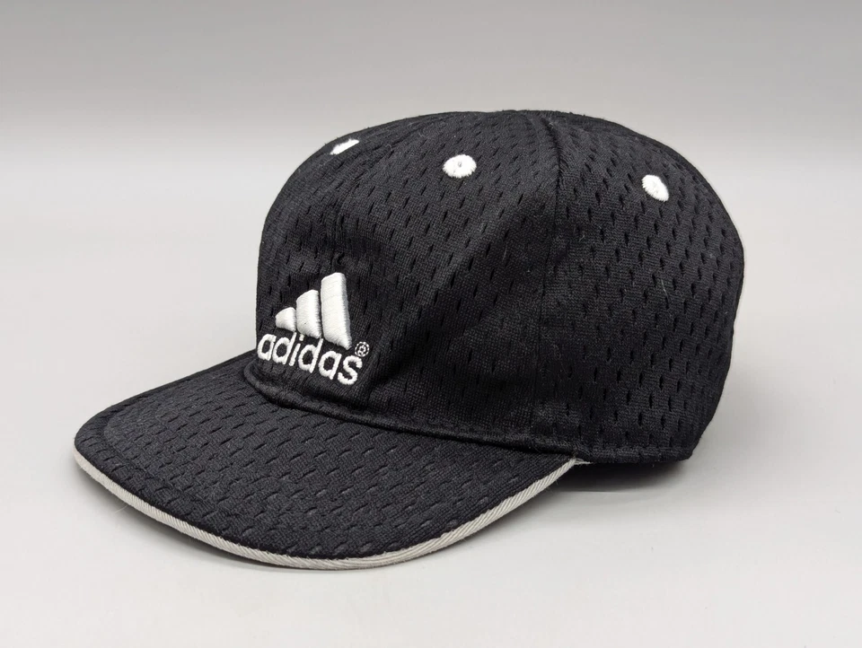 Gorra de béisbol Adidas elástica de malla negra blanca para niños pequeños Foto 2 de 4