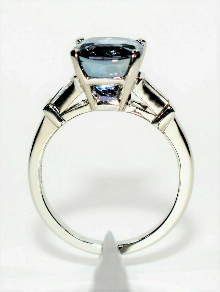 Anillo de tres piedras de diamantes de tanzanita simulada con cojín de 3 quilates enchapado en oro blanco de 14 k. Foto 4 de 4