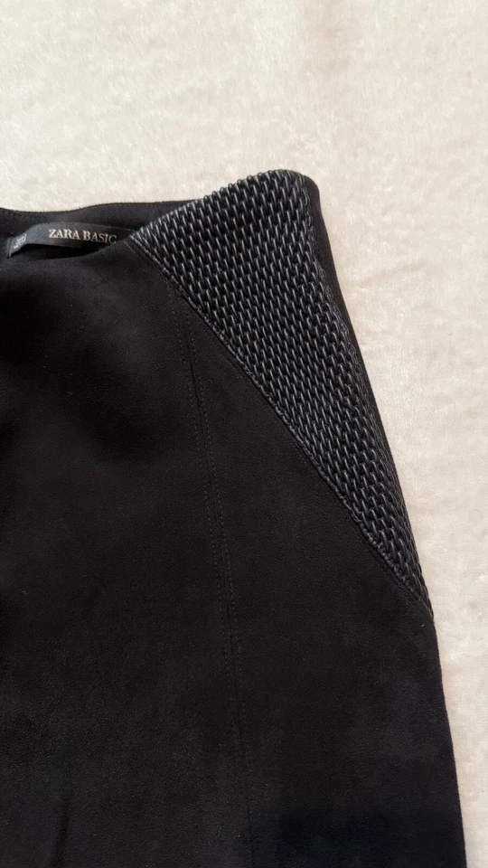 Mini falda básica de gamuza sintética negra de fiesta formal para mujer talla pequeña de Zara Foto 2 de 4