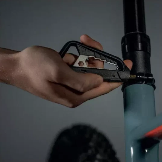 Multiherramienta de bolsillo Knog Fang Foto 3 de 3