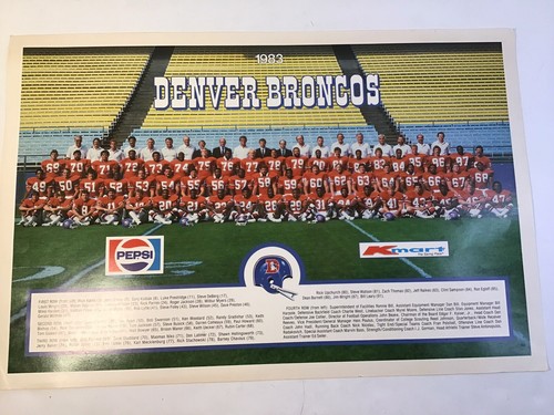 PÓSTER FOTOGRÁFICO DEL EQUIPO DE DENVER BRONCO 1983 JOHN ELWAY NOVATO A CONTROL REMOTO ¡RARO!