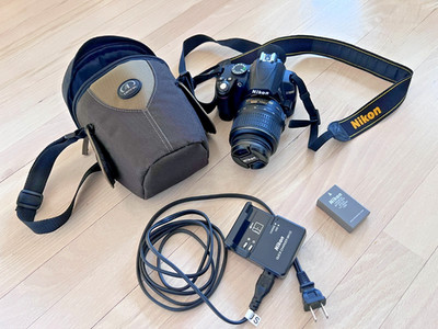 Nikon D D3000 10.2MP Digital SLR Camera - Black (Kit w/ AF-S DX VR 18-55mm Lens)